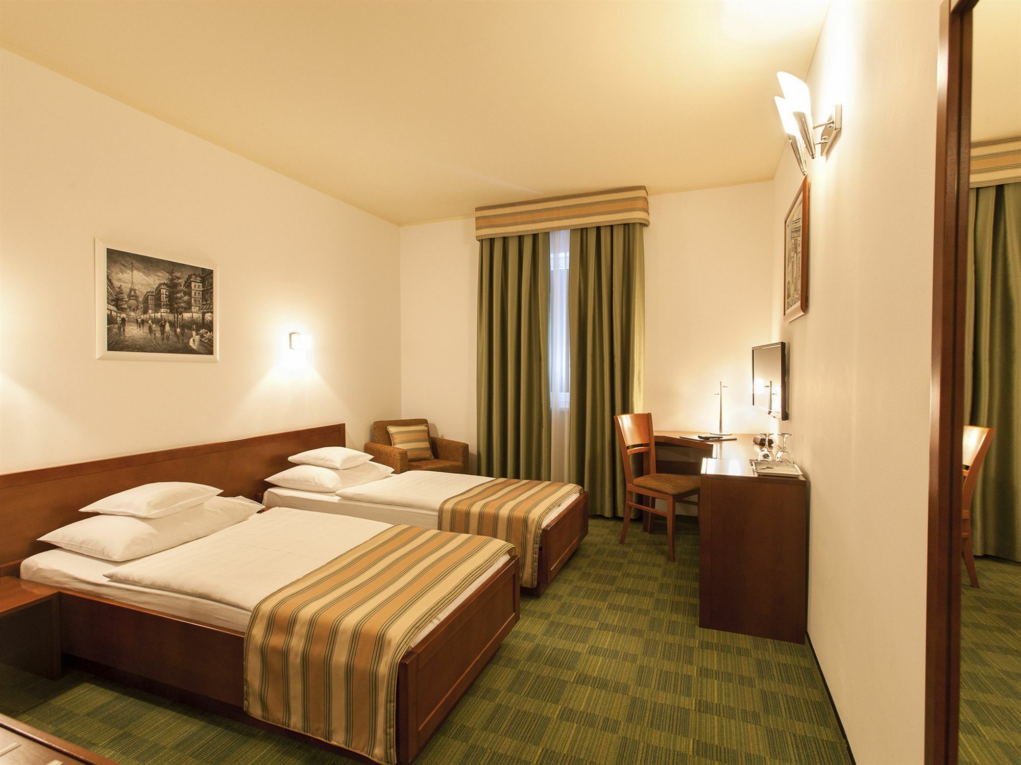 Western Airport Stella 3*